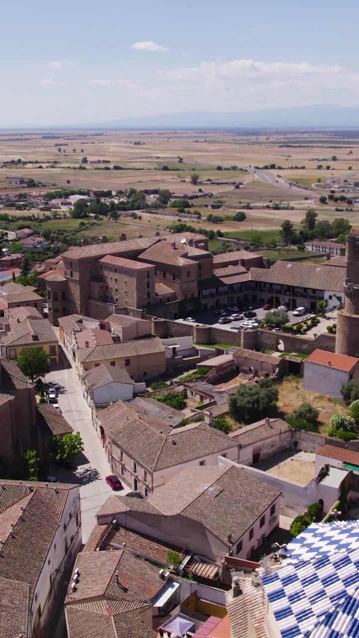 Castillo de Oropesa, una fortificazione medievale nella provincia di Toledo. Orbita aerea verticale.