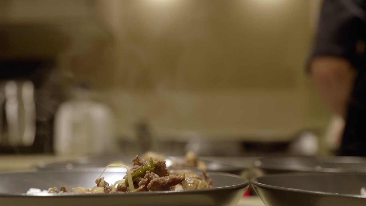 접시에 갓 요리 한 한국 식사를 준비하는 사람