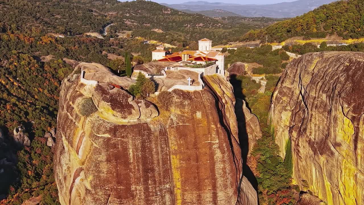 Meteora kloster ligger på toppen av klippformationer i Grekland vid solnedgången