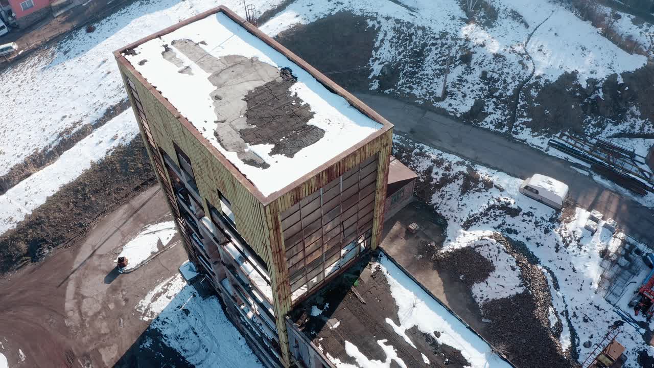 공중 - 런다운 공장 건물, vlahita, 루마니아, 와이드 샷 오버헤드 낮추기