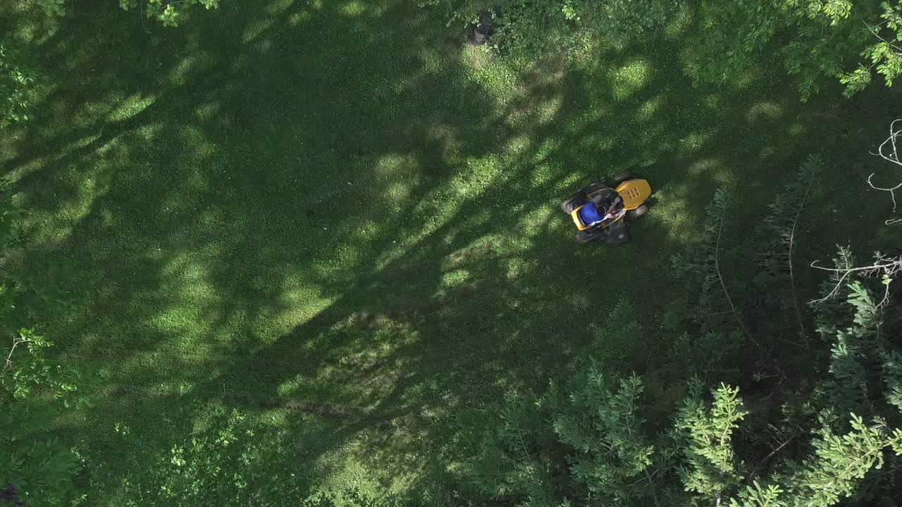 잔디 깎는 기계가 지나갈 때 떠오르는 드론