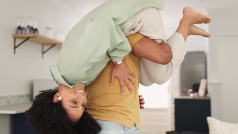 el amor, el hogar y el marido cargando a su esposa