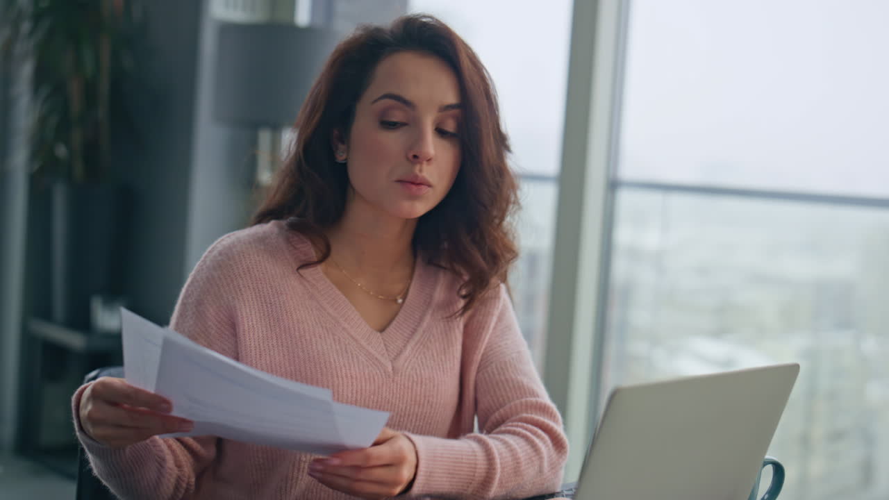 empleado serio hablando llamada portátil en línea en panorámica oficina remota primer plano