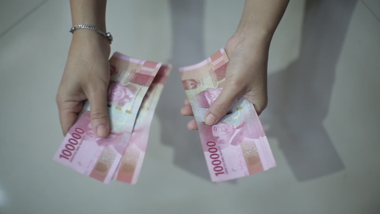 weibliche hände zählen geld rupiah