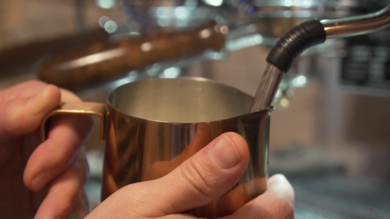 leche humeante de barista para café con leche. de cerca