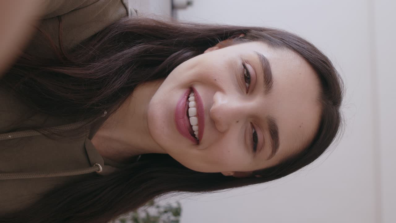mujer sonriendo a la cámara