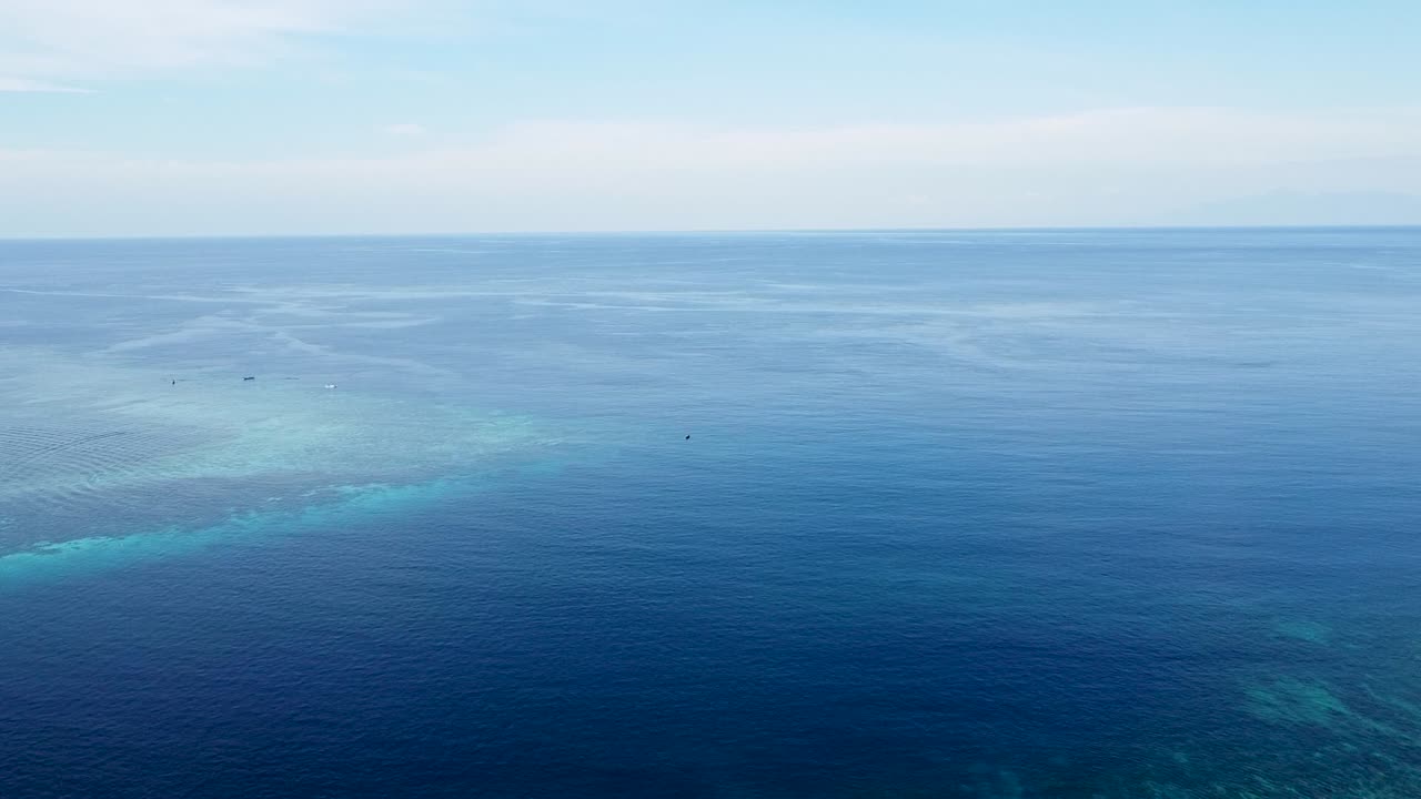 동남아시아 동티모르의 깨끗한 푸른 바다가 내려다보이는 산호 삼각지대의 멋진 산호초 생태계 위로 공중 드론이 떠오른다