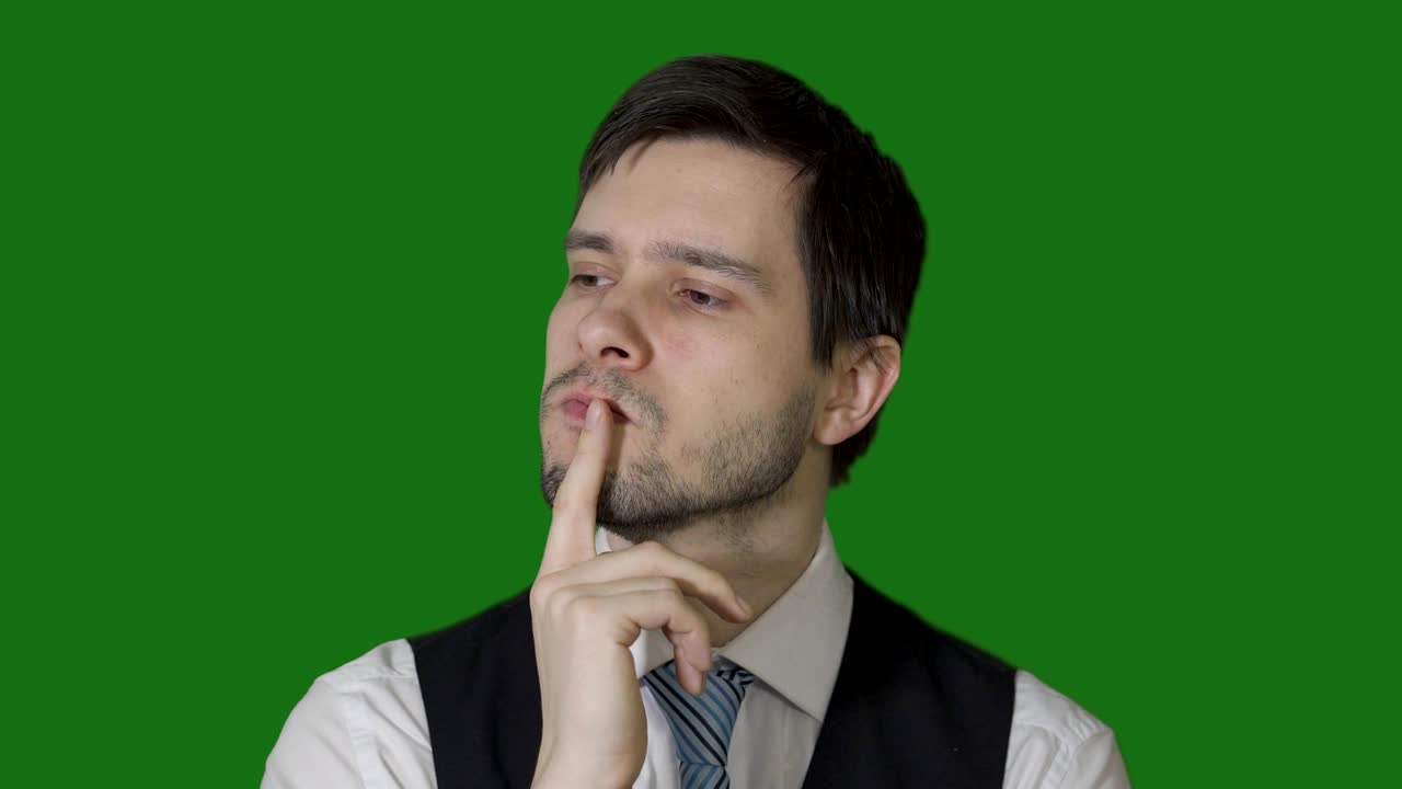 el joven está pensando y tiene una idea sobre el fondo de la llave de croma.