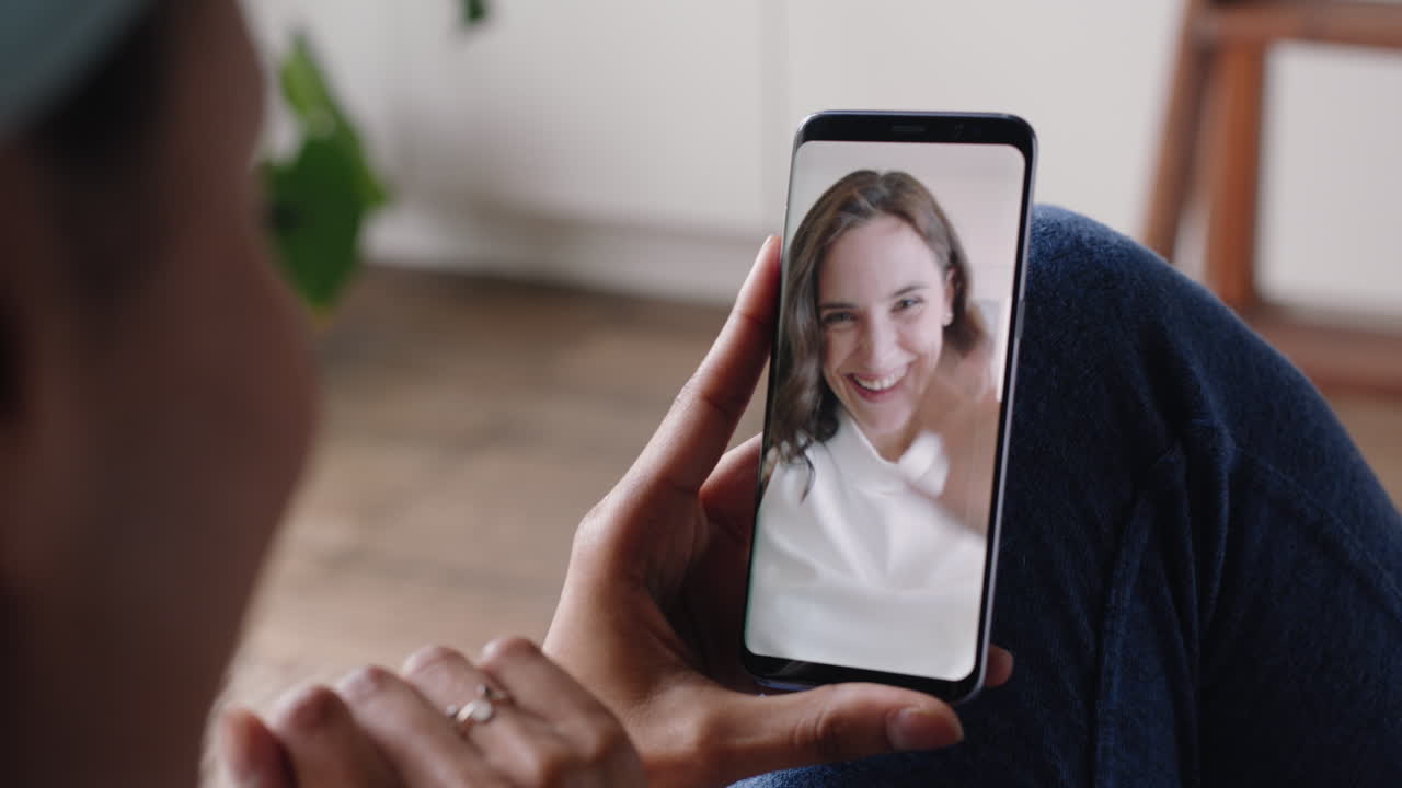 mujer joven teniendo video chat usando teléfono inteligente en casa hablando con un amigo disfrutando de la conversación compartiendo estilo de vida en el teléfono móvil