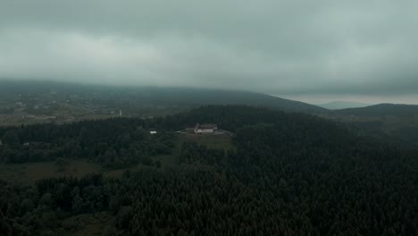 toma aérea del hotel de montaña en montañas nubladas