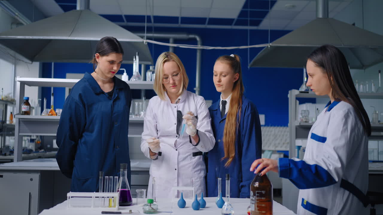 Estudiantes en un laboratorio de química