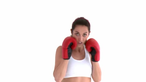 una mujer hispana con guantes de boxeo.