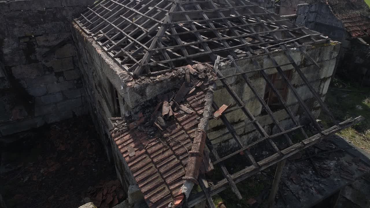 vista aérea de las casas destruidas