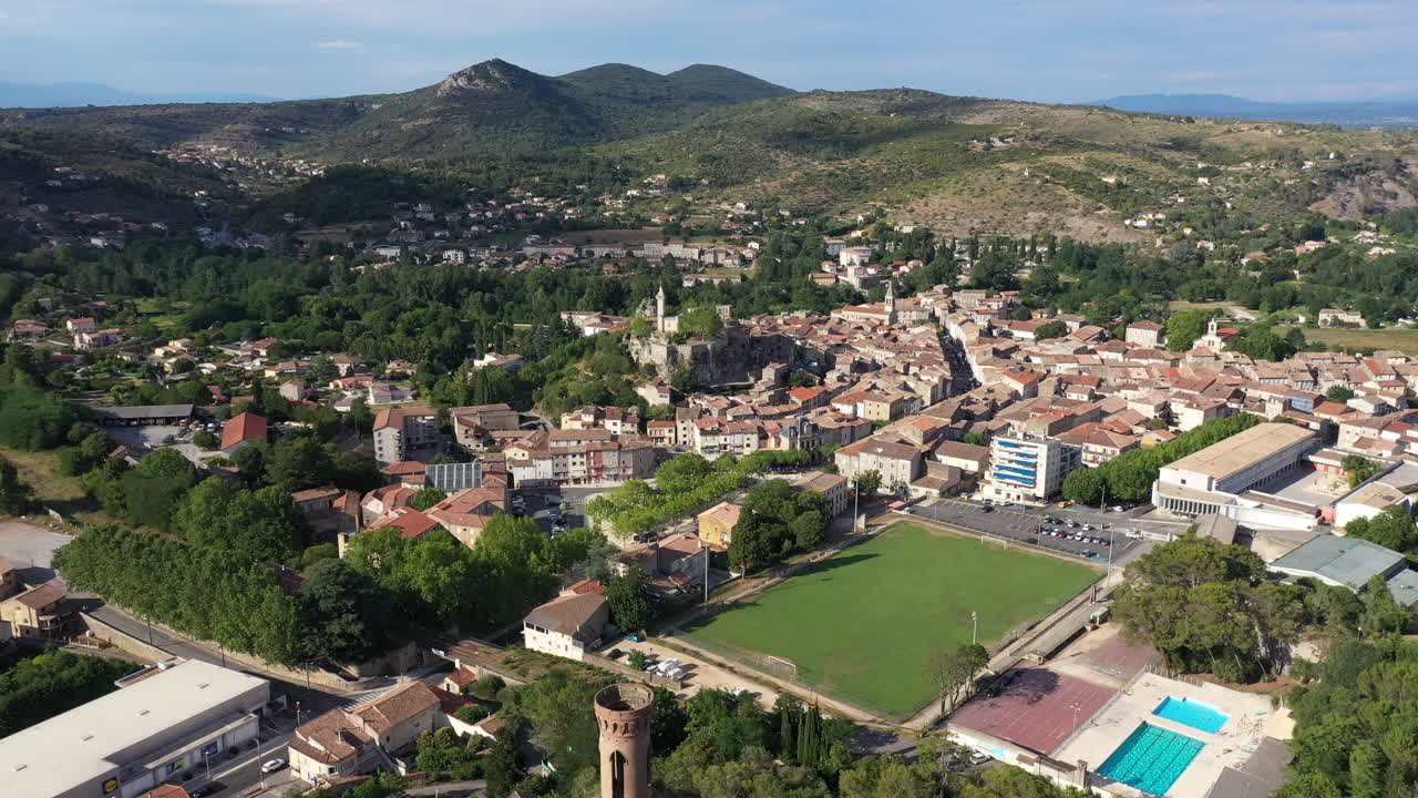 vista aérea de la ciudad de saint ambroix, un pueblo rural en el sur de francia.