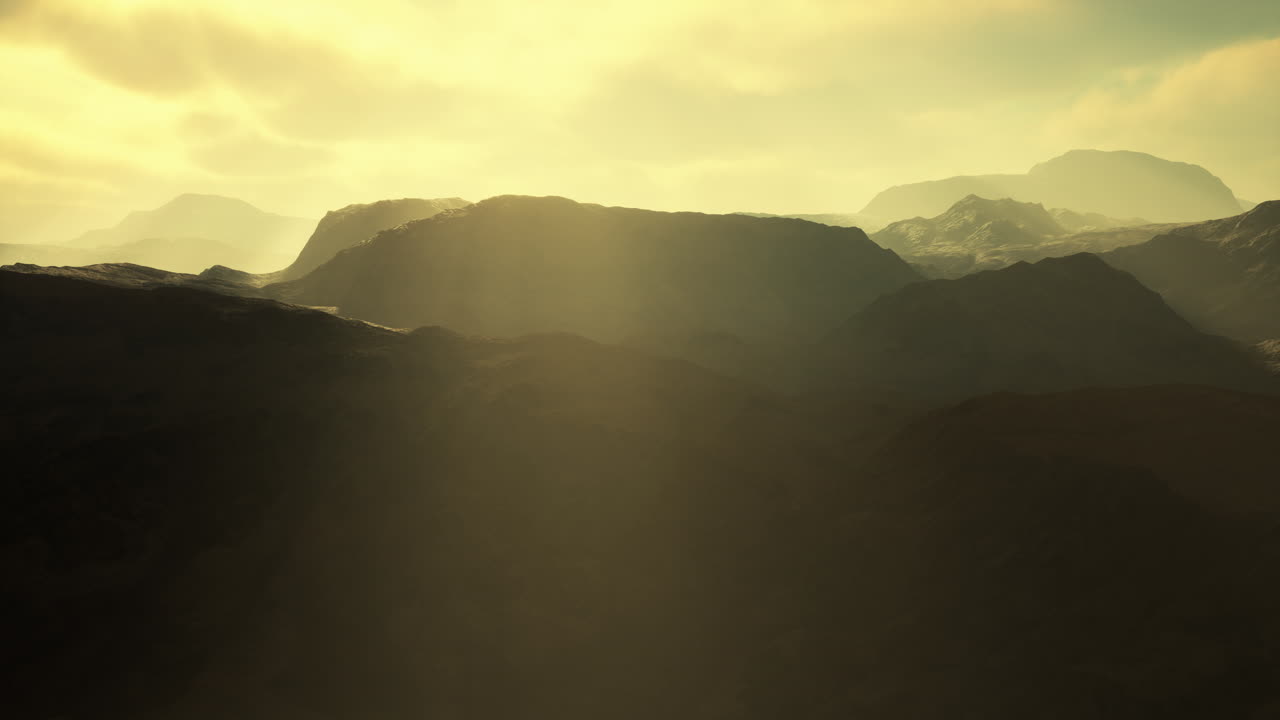 paisaje de amanecer o puesta de sol de montaña con niebla