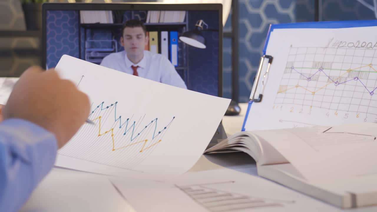 analizando gráficos de negocios y llevando a cabo reuniones de negocios en línea.