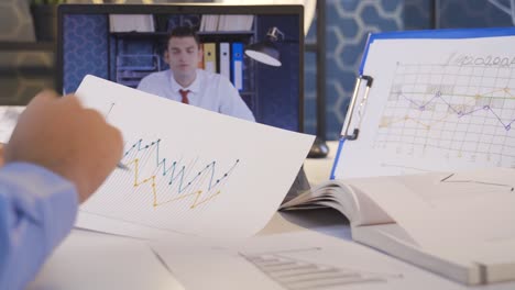 analizando gráficos de negocios y llevando a cabo reuniones de negocios en línea.