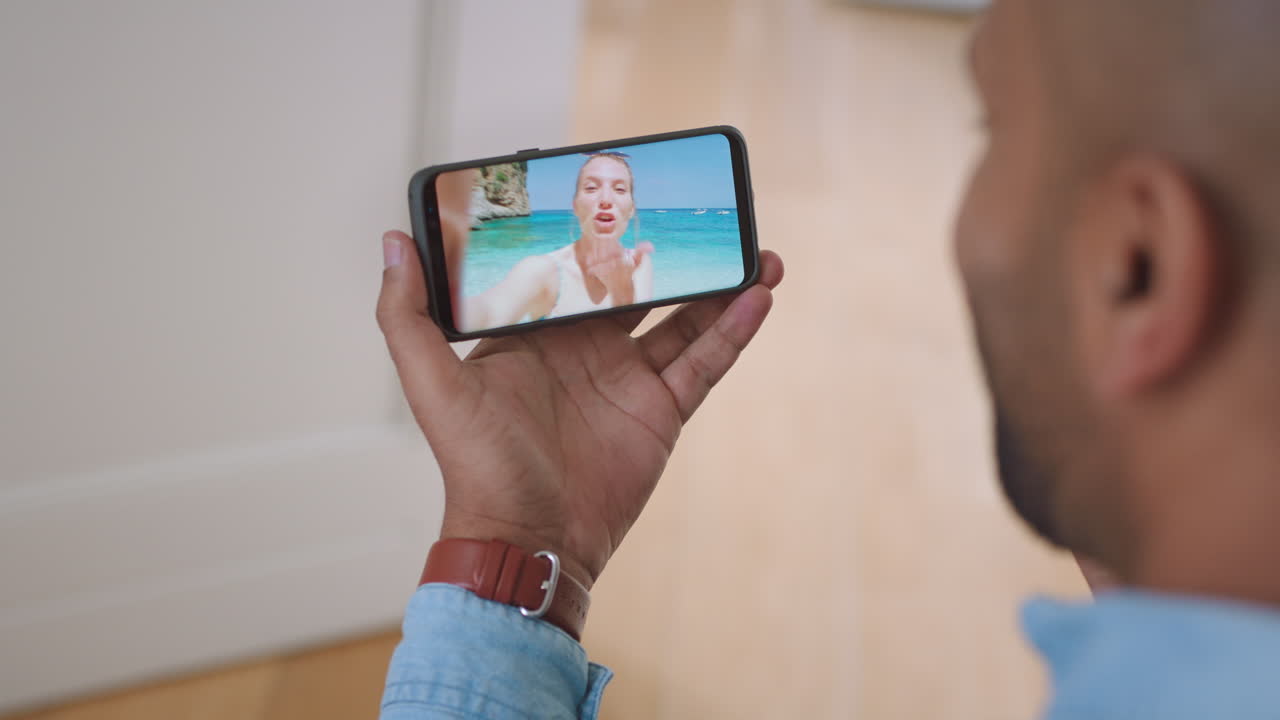 pareja en una videollamada de larga distancia