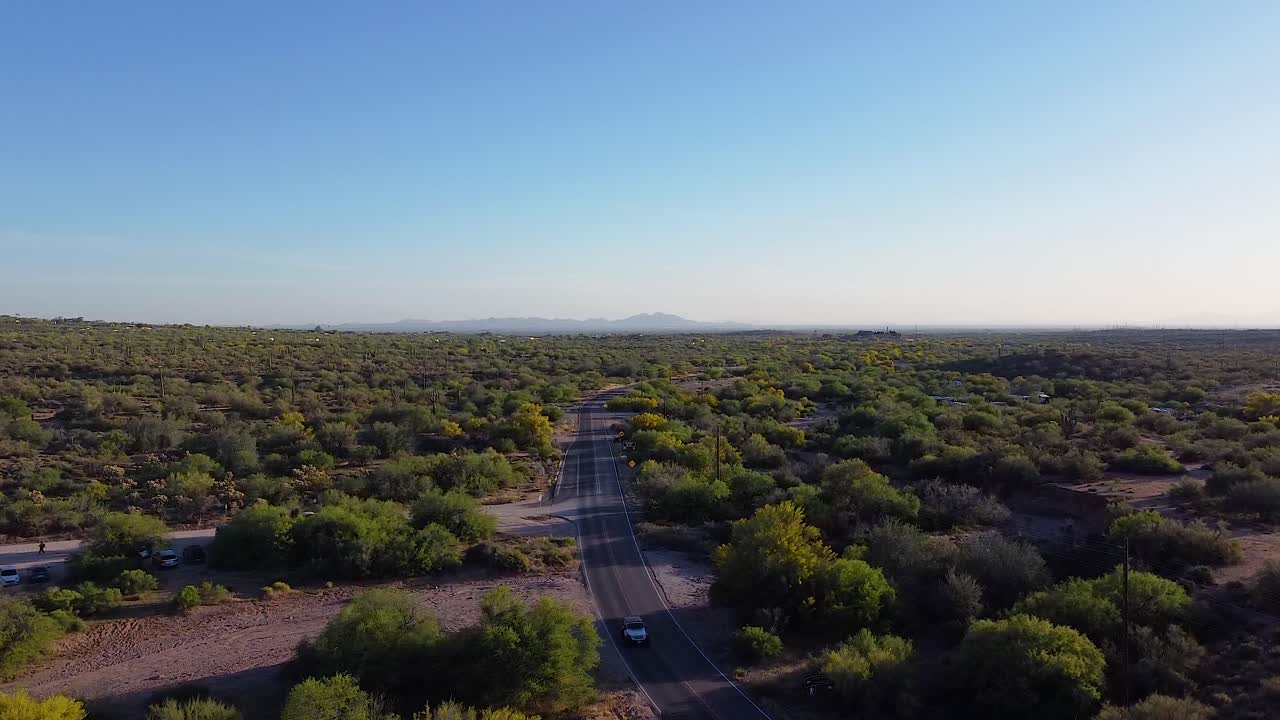 jeep y suv conduciendo a través de la carretera del desierto durante la puesta de sol en una aventura de viaje en arizona