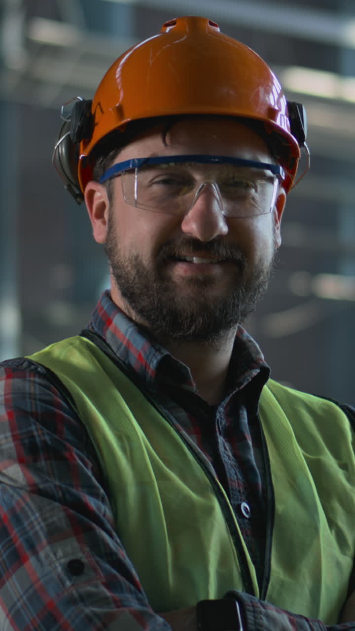 trabajador de la construcción sonriente en la fábrica