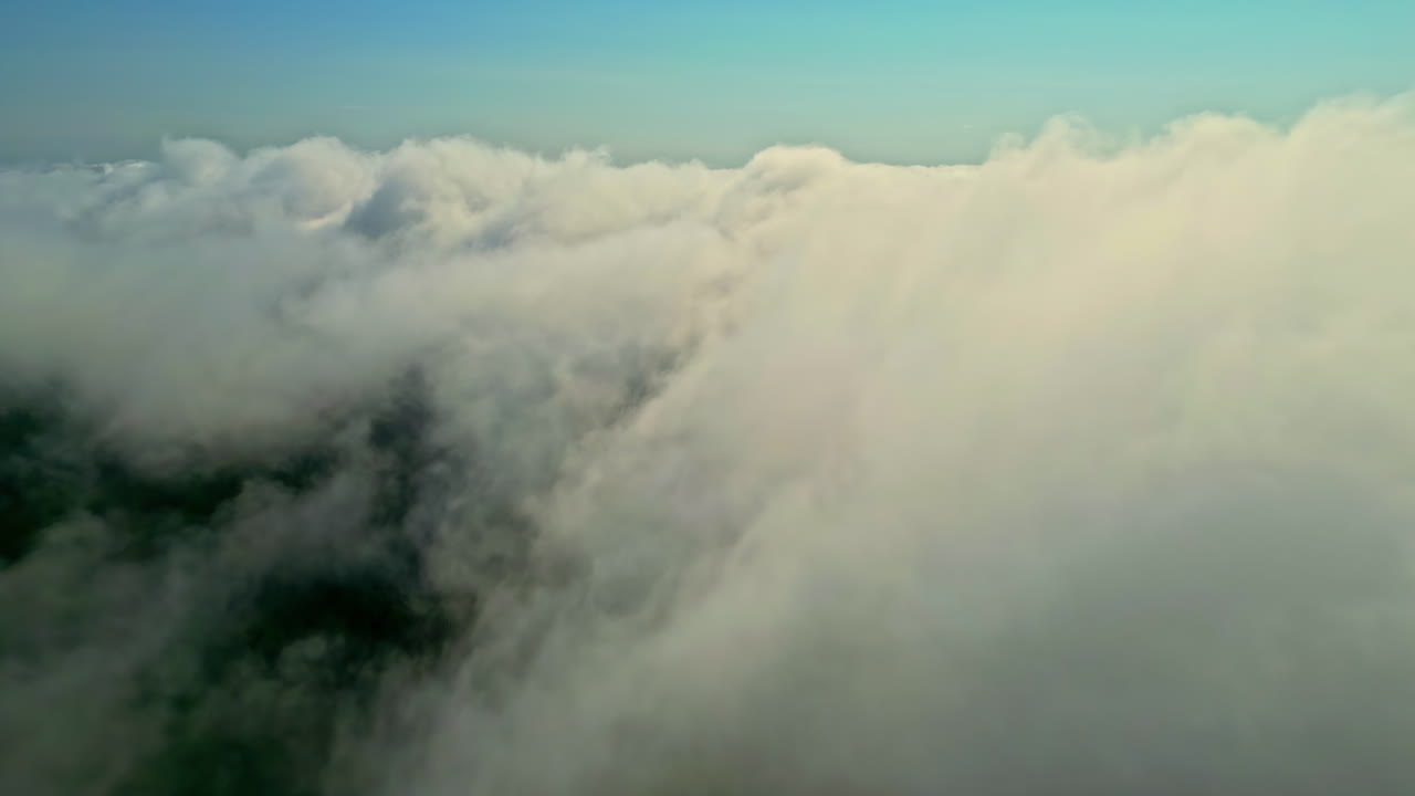 오염, 연기 구름, 위험하게 나쁜 공기 품질 위를 날아다니는 항공 사진