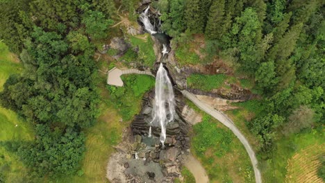 steinsdalsfossen es una cascada en el pueblo de steine en el municipio de kvam en el condado de hordaland, noruega. la cascada es uno de los sitios turísticos más visitados de noruega.