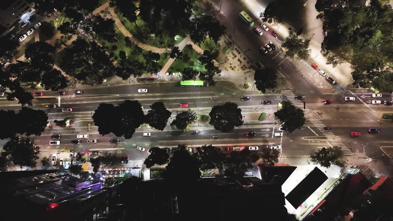 drones capturan vehículos y edificios en las calles de la ciudad de méxico por la noche