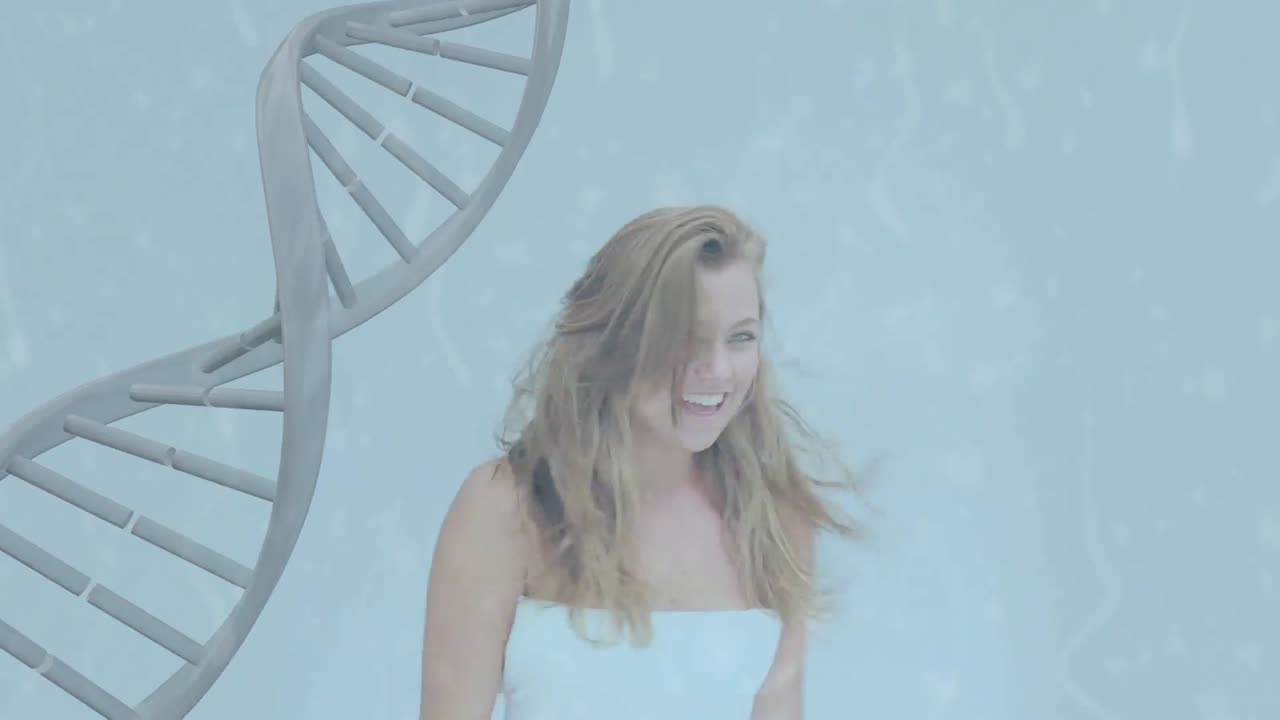 Animazione di elaborazione di dati scientifici su una donna caucasica.