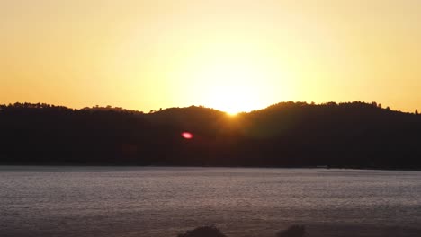 lapso de tiempo de la puesta de sol detrás de algunas montañas