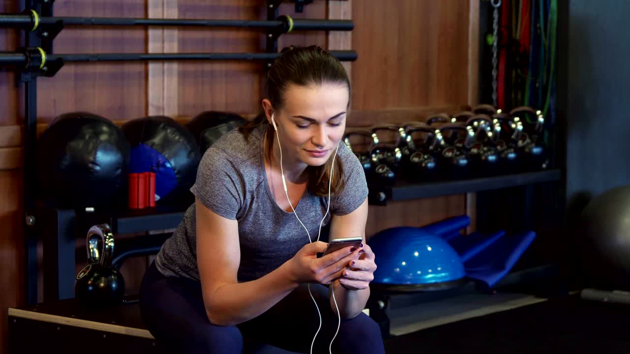 durante un descanso la chica está sentada y mirando algo al teléfono