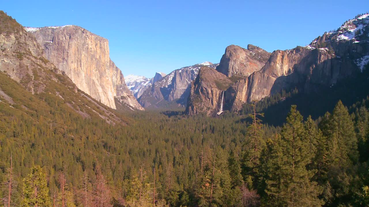 una vista general dramática tomada desde un punto de vista del parque nacional de yosemite