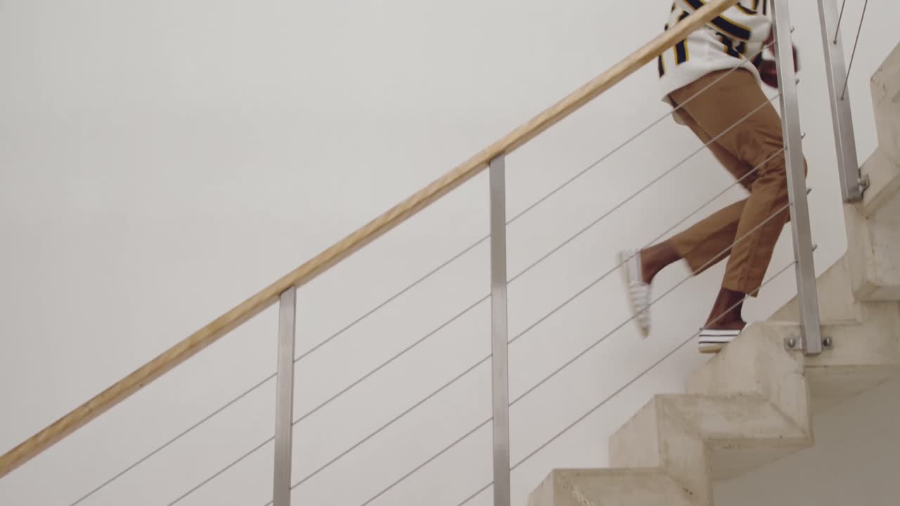 joven adulto de raza mixta en casa