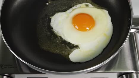 huevo frito en una sartén