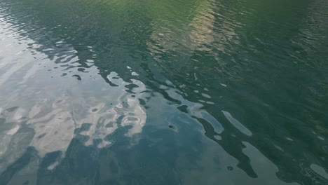 escena pacífica de olas tranquilas en el lago klontalersee agua en cascada hacia las costas