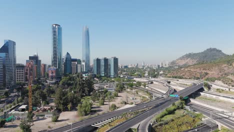 vista aérea de los edificios de la gran torre santiago, la portada y el parque de titanio en un día soleado con cielos azules