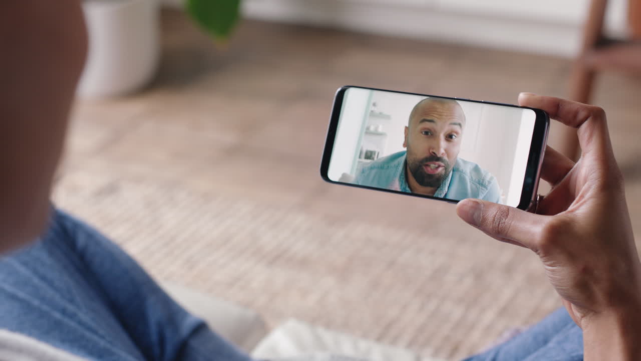 mujer joven teniendo video chat usando smartphone en casa hablando con su novio mostrando su peinado compartiendo estilo de vida disfrutando de una relación a larga distancia