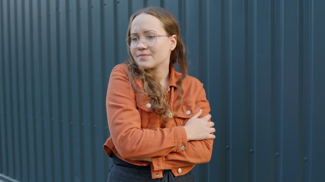 mujer caucásica muestra varias emociones angustiadas, estable fuera de tiro