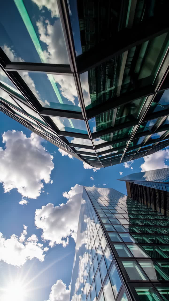 Os arranha-céus modernos refletem o céu azul e as nuvens