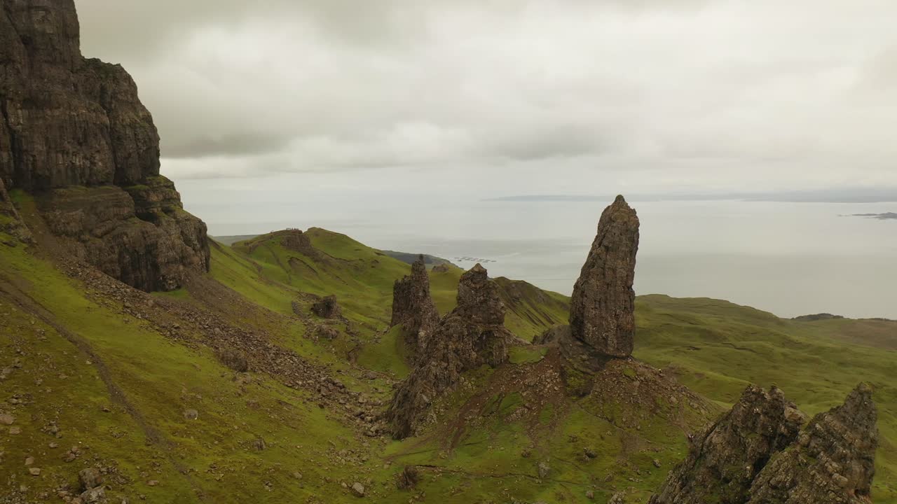 vista aérea del anciano de storr - isla de skye, escocia, reino unido
