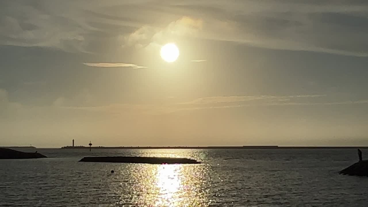 vista nocturna desde el parque naha umisora de okinawa
