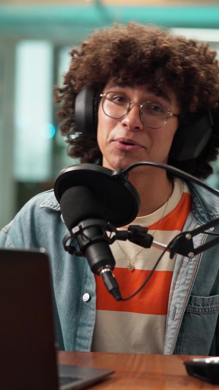 Giovane Uomo che Registra un Podcast in uno Studio Moderno