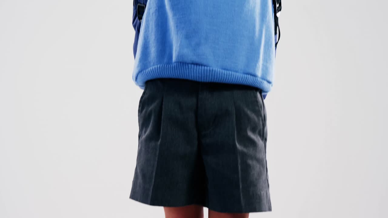 책 한  ⁇ 어리 위 에 서 있는 흥분 된 학교 소년