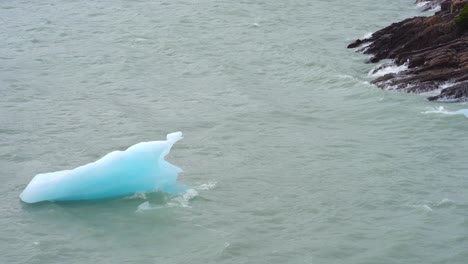 Eisberg-Im-Gletscherseewasser