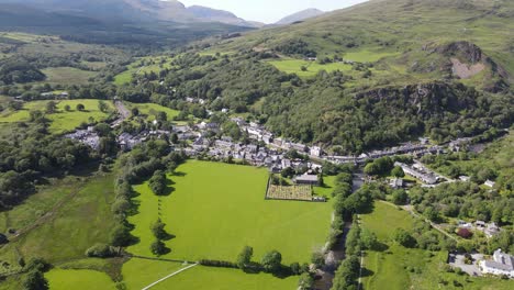 Beddgelert-Village-En-Snowdonia,-Gales,-Reino-Unido-Imágenes-Aéreas-Alto-Pov