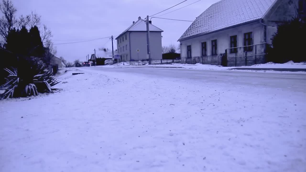 스톡 비디오에 헤드라이트가 있는 눈 덮인 겨울 조건에서 운전하는 자동차