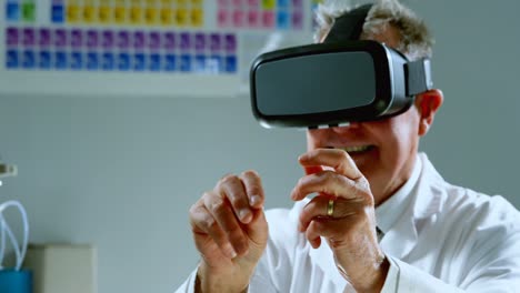 Männlicher-Wissenschaftler-Mit-Virtual-Reality-Headset-4k