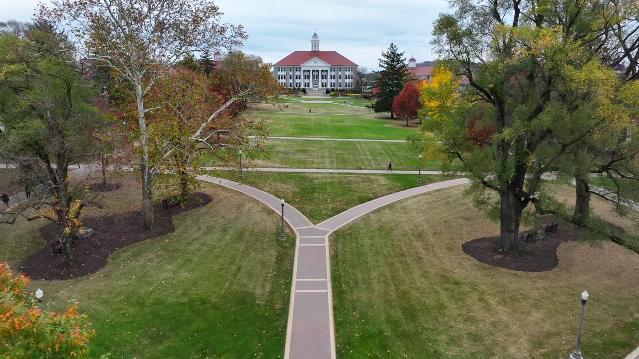 el patio de la universidad james madison y el salón wilson en otoño.