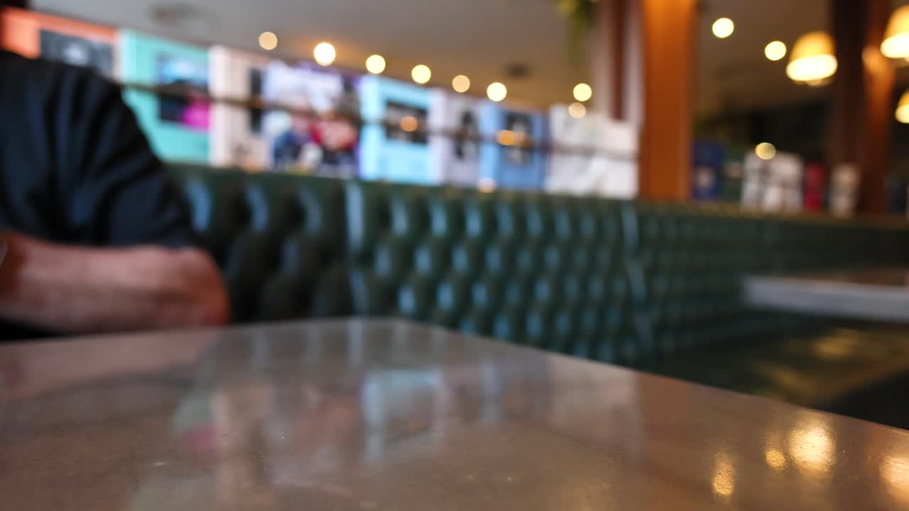 persona bebiendo una bebida de limón en piamonte