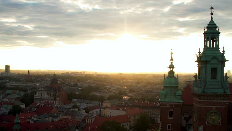 Amanecer-Escénico-Sobre-El-Centro-De-La-Ciudad-De-Cracovia-En-Polonia---Toma-Aérea-De-Drones