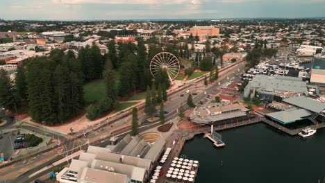 drone-shot-over-Fremantle-and-the-Ferris-Wheel,-Perth,-Western-Australia